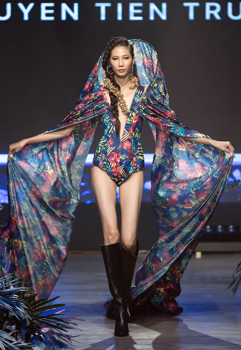 Mẫu nhí trong Lễ hội Thời trang gây ra tranh cãi gay gắt vì vác trăn lên sàn diễn ảnh 6