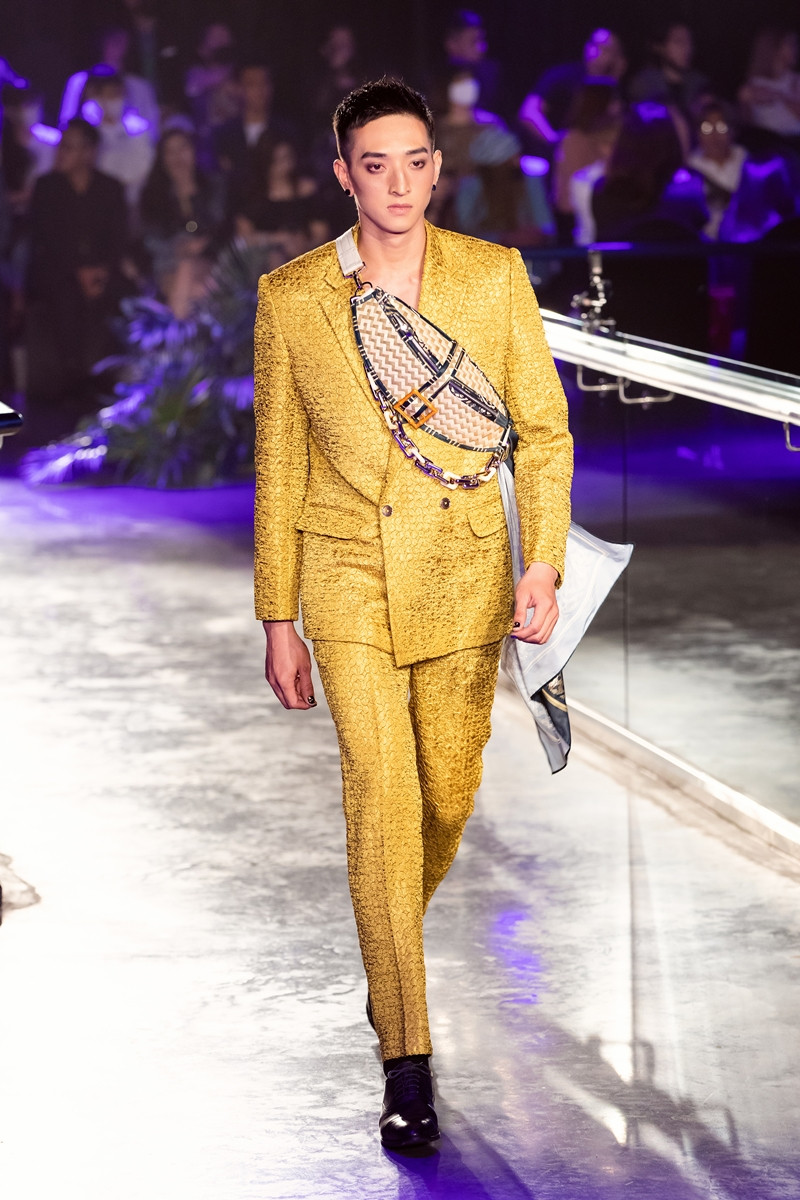 Mẫu nhí trong Lễ hội Thời trang gây ra tranh cãi gay gắt vì vác trăn lên sàn diễn ảnh 3