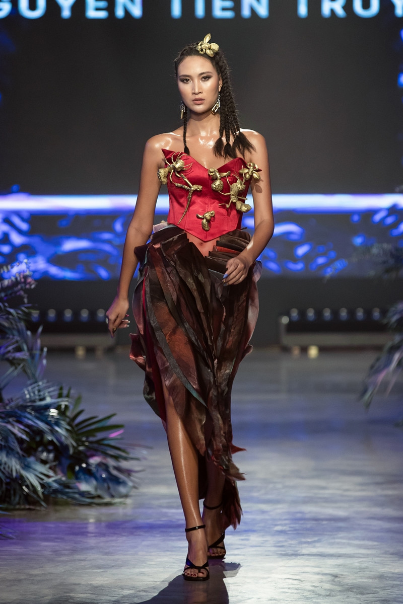 Mẫu nhí trong Lễ hội Thời trang gây ra tranh cãi gay gắt vì vác trăn lên sàn diễn ảnh 4