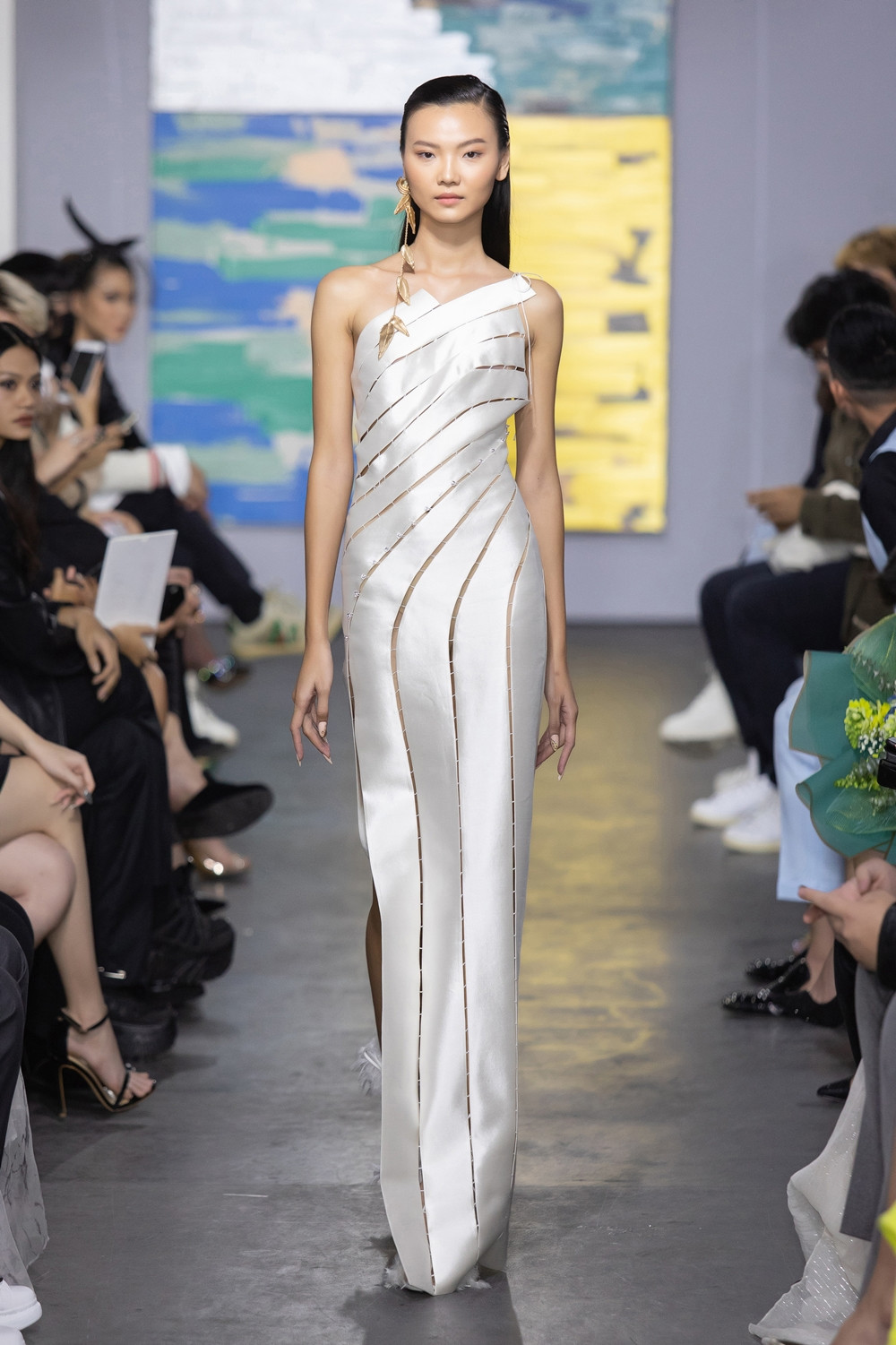 Hoa hậu Đỗ Thị Hà mở màn show thời trang với nhan sắc tựa nàng thơ, ai cũng phải xuýt xoa ảnh 7