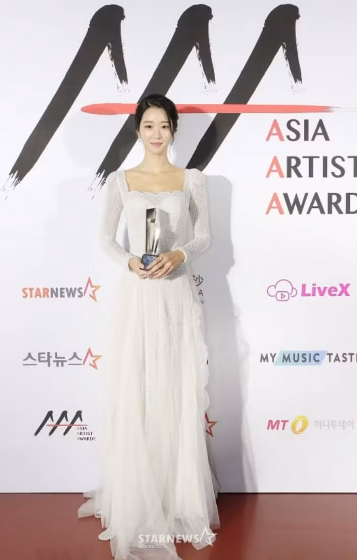 Xuất hiện trên thảm đỏ AAA 2020 với mẫu váy phong cách cô dâu, Seo Ye Ji bị chê nhạt nhòa ảnh 2