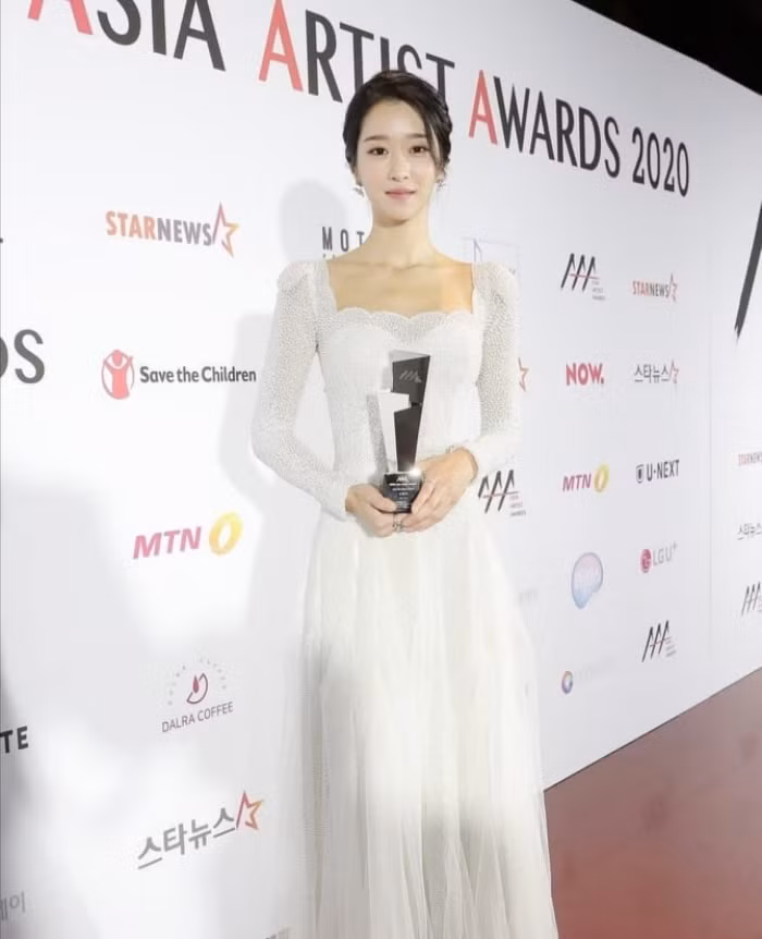 Xuất hiện trên thảm đỏ AAA 2020 với mẫu váy phong cách cô dâu, Seo Ye Ji bị chê nhạt nhòa ảnh 3