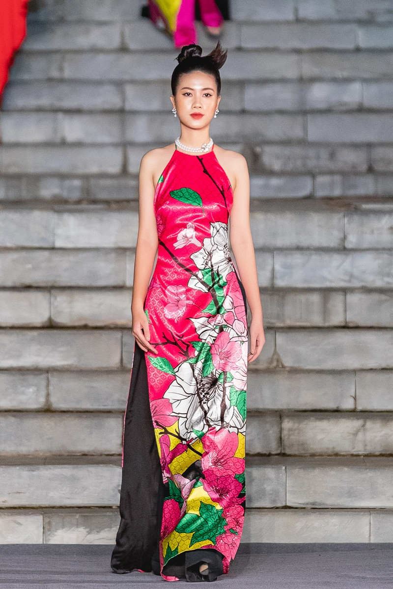 Hoa hậu Đỗ Thị Hà, Lương Thùy Linh mặc áo yếm, tự tin catwalk giữa thời tiết dưới 10 độ ảnh 6