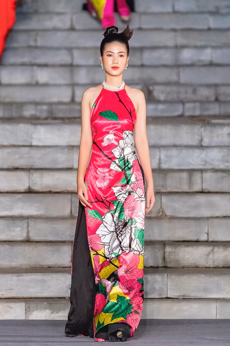 Hoa hậu Đỗ Thị Hà, Lương Thùy Linh mặc áo yếm, tự tin catwalk giữa thời tiết dưới 10 độ ảnh 6