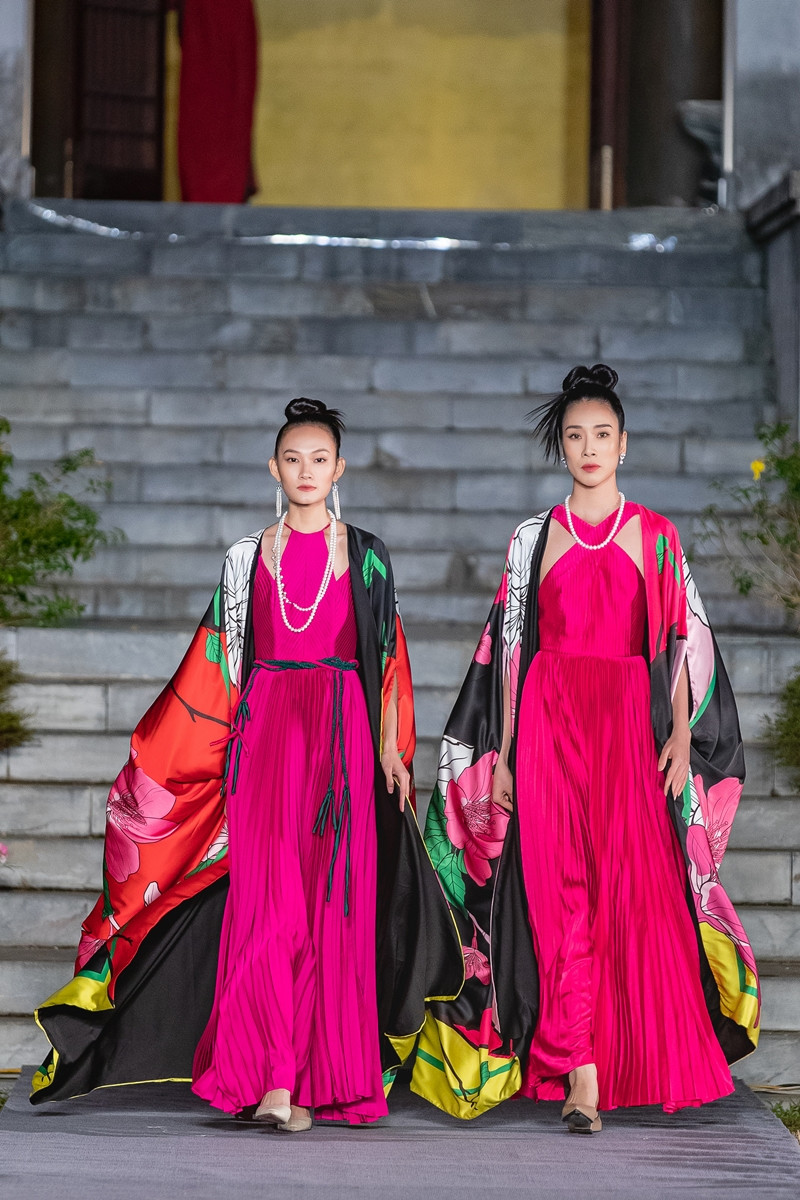 Hoa hậu Đỗ Thị Hà, Lương Thùy Linh mặc áo yếm, tự tin catwalk giữa thời tiết dưới 10 độ ảnh 4