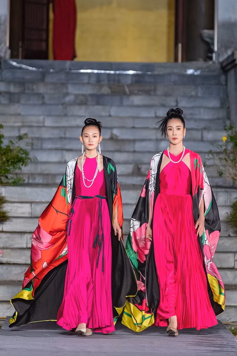 Hoa hậu Đỗ Thị Hà, Lương Thùy Linh mặc áo yếm, tự tin catwalk giữa thời tiết dưới 10 độ ảnh 4