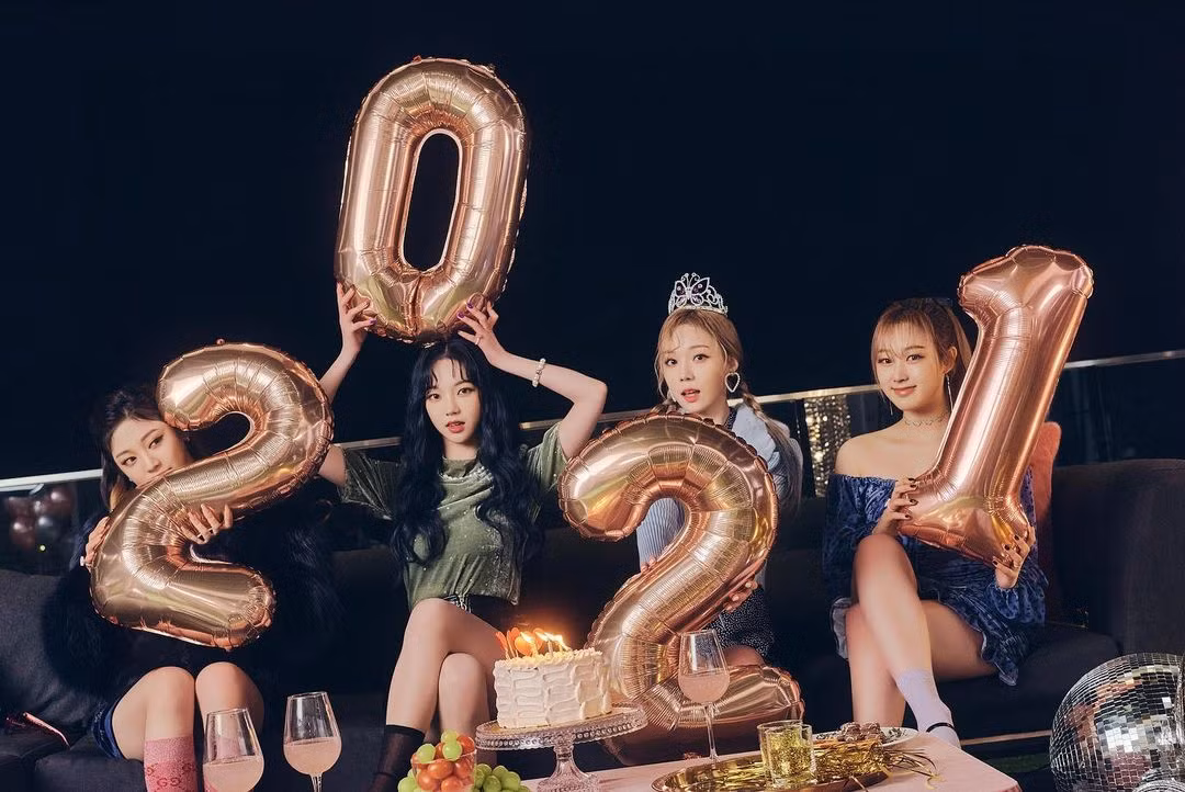 Ảnh mừng năm mới của aespa: Winter đội vương miện như hoa hậu nhưng trang phục lại lạc quẻ ảnh 5