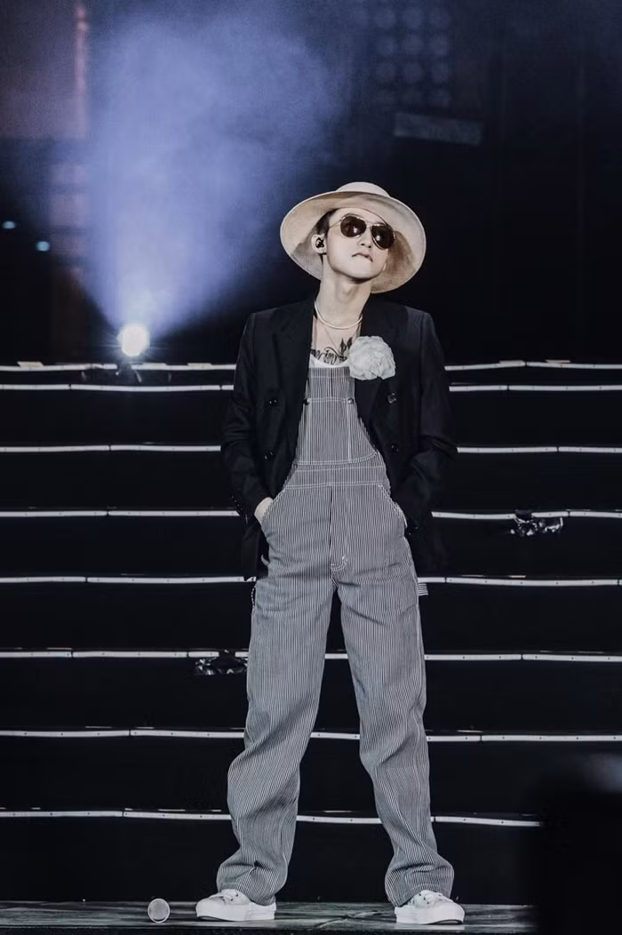Đụng hàng nguyên set đồ với V (BTS), Sơn Tùng M-TP đẹp trai không kém cạnh ảnh 5