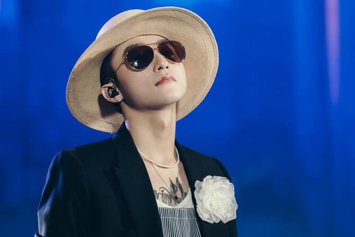 Đụng hàng nguyên set đồ với V (BTS), Sơn Tùng M-TP đẹp trai không kém cạnh ảnh 6