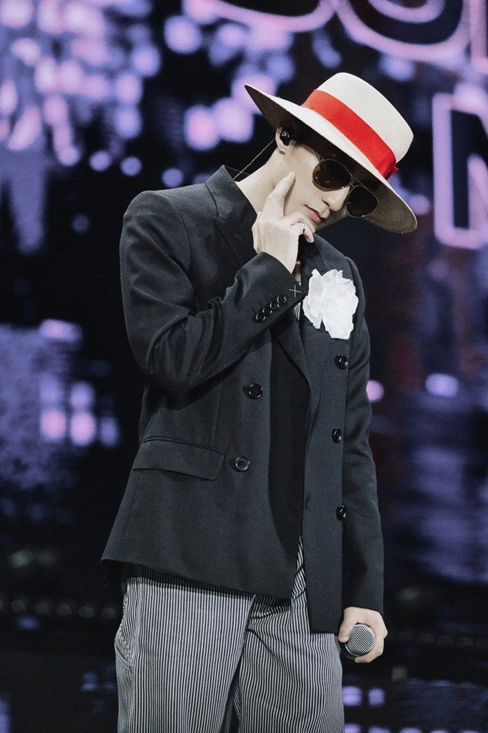 Đụng hàng nguyên set đồ với V (BTS), Sơn Tùng M-TP đẹp trai không kém cạnh ảnh 4