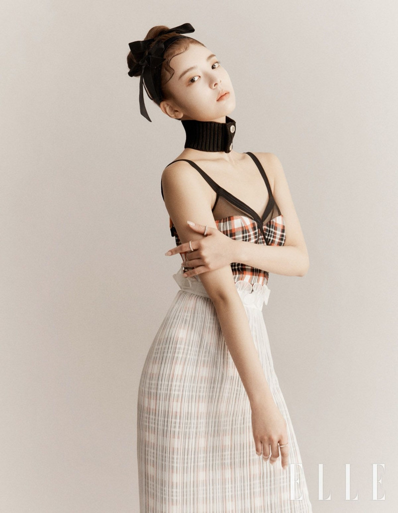 Màn mix đồ tạp chí gây thất vọng nhất trong năm được netizen Hàn trao cho stylist của ITZY ảnh 8