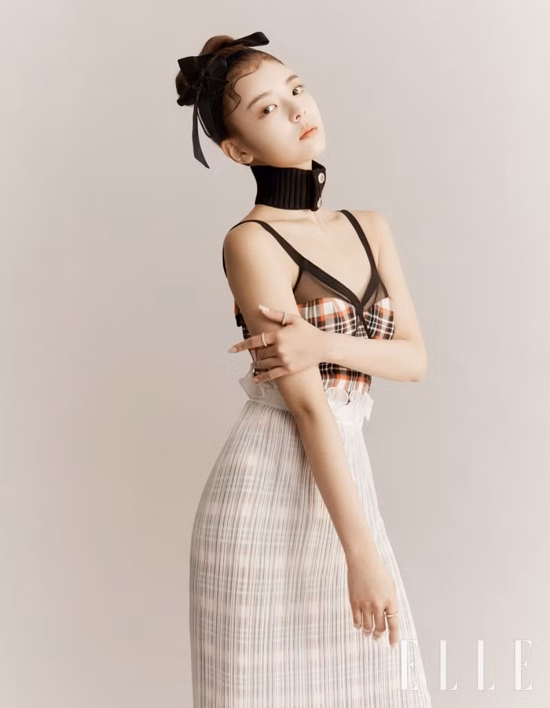 Màn mix đồ tạp chí gây thất vọng nhất trong năm được netizen Hàn trao cho stylist của ITZY ảnh 8