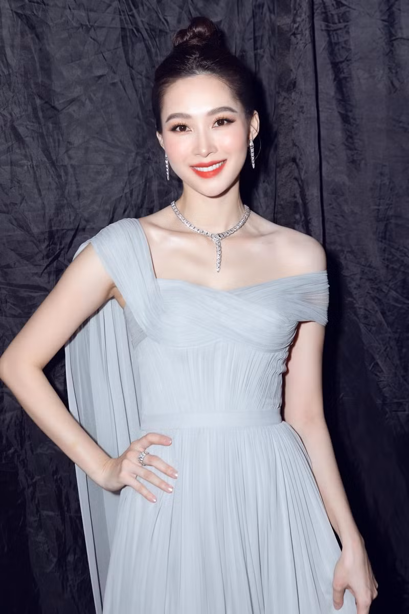 Nhan sắc đẳng cấp của 5 cựu hoa hậu từ thảm đỏ tới hậu trường đêm CK Hoa Hậu Việt Nam 2020 ảnh 10