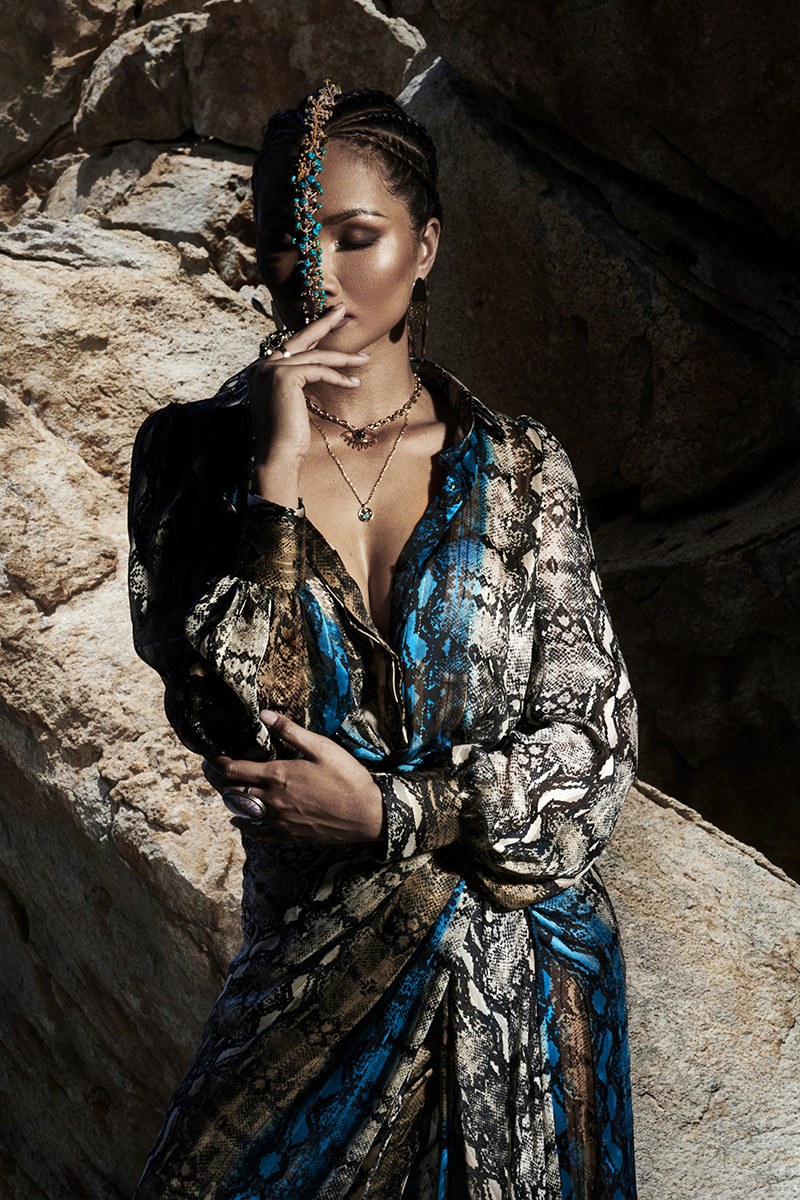 H'Hen Niê đẹp như nữ thần thiên nhiên trong bộ ảnh kết hợp cùng NTK Lê Thanh Hòa ảnh 11