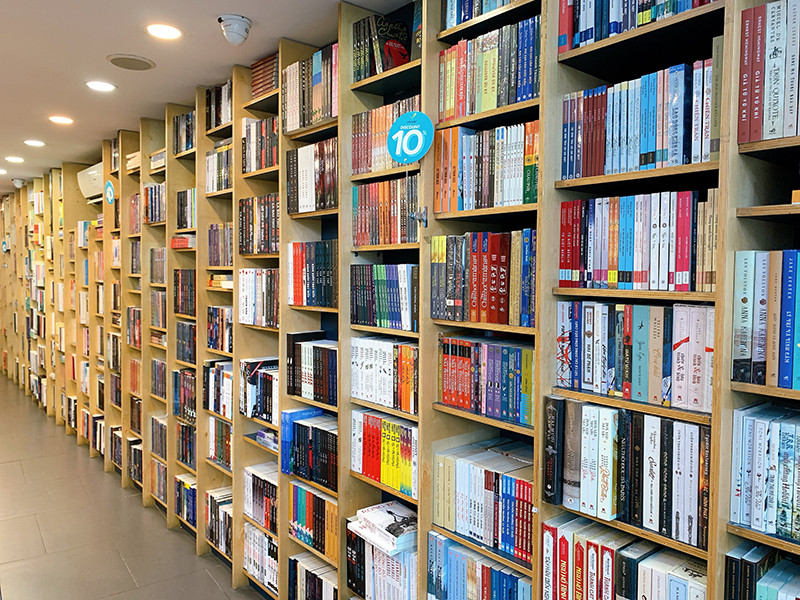 Theo chân quản lý khám phá những “bí ẩn” chưa có lời giải thích trong các nhà sách ảnh 4