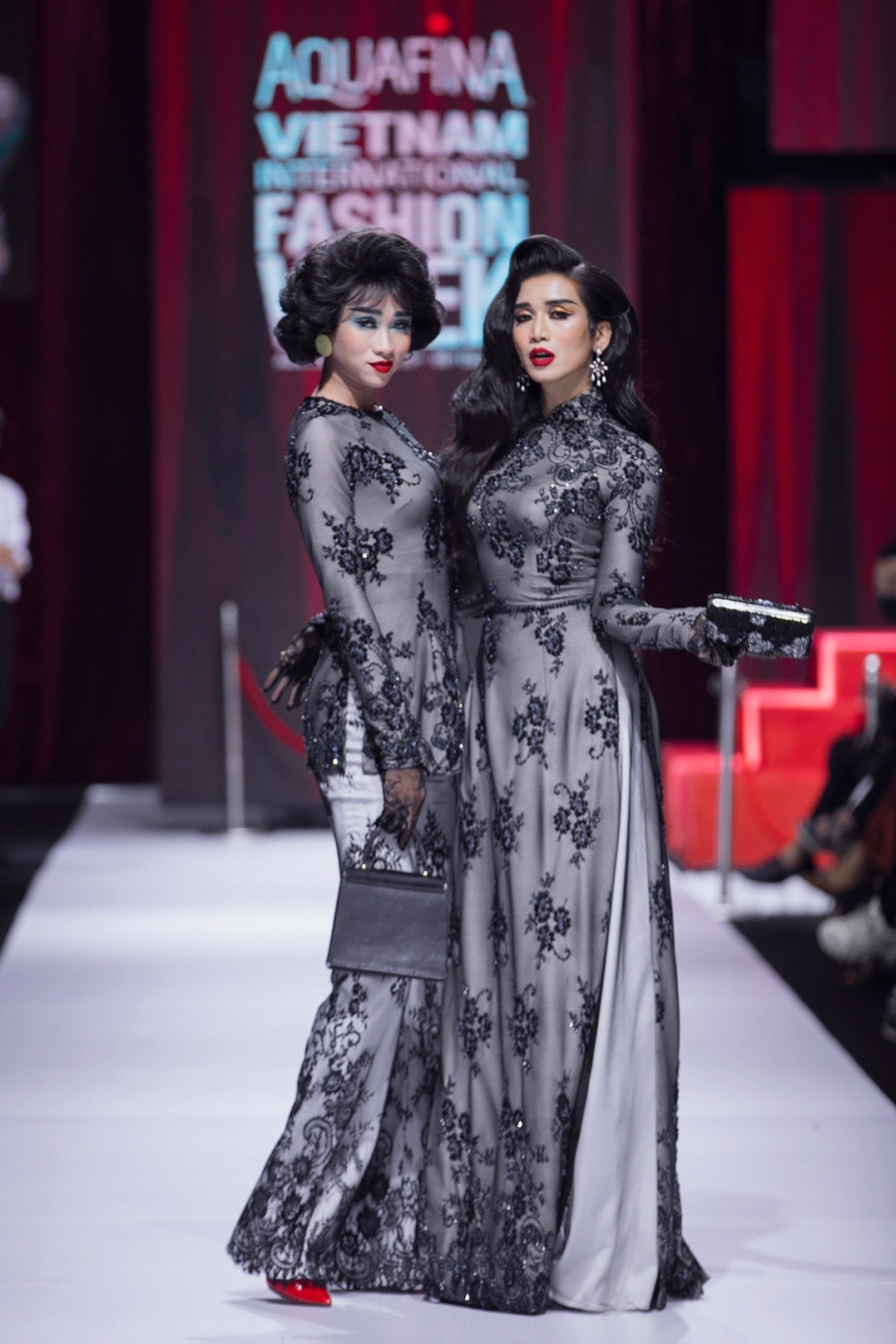 Ngọc Trinh thanh lịch bất ngờ trên sàn diễn thời trang, xinh thật nhưng sao trông lạ quá! ảnh 5