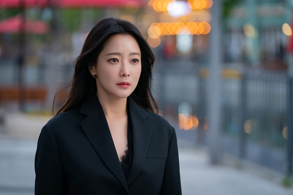 Đụng hàng với “chị đại” Kim Hee Sun, lần đầu tiên Seo Ye Ji phải chấp nhận lép vế ảnh 1