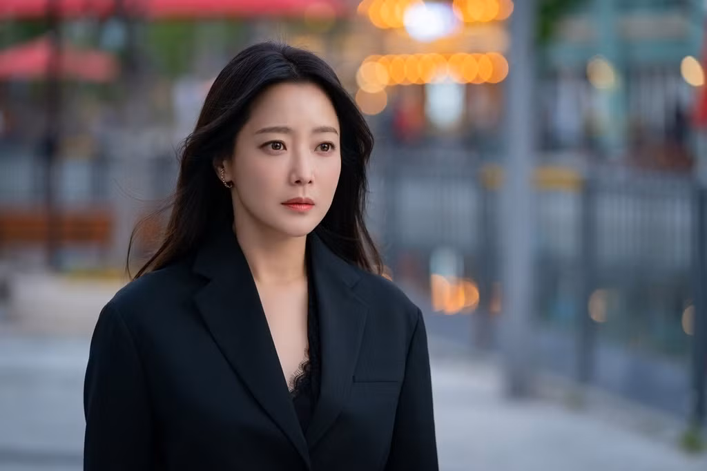 Đụng hàng với “chị đại” Kim Hee Sun, lần đầu tiên Seo Ye Ji phải chấp nhận lép vế ảnh 1