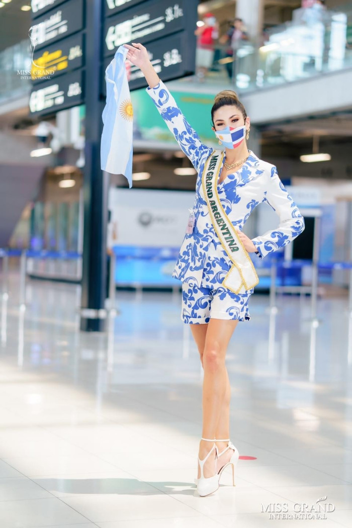 Muôn hình muôn vẻ các loại khẩu trang từ dàn đối thủ của Ngọc Thảo tại Miss Grand International 2020 ảnh 8