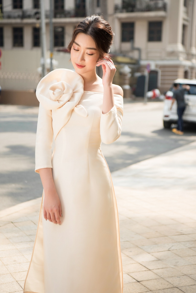 Hoa hậu Tiểu Vy khoe vẻ đẹp hiện đại trong bộ sưu tập áo dài Tết của Hoa hậu Đỗ Mỹ Linh ảnh 4