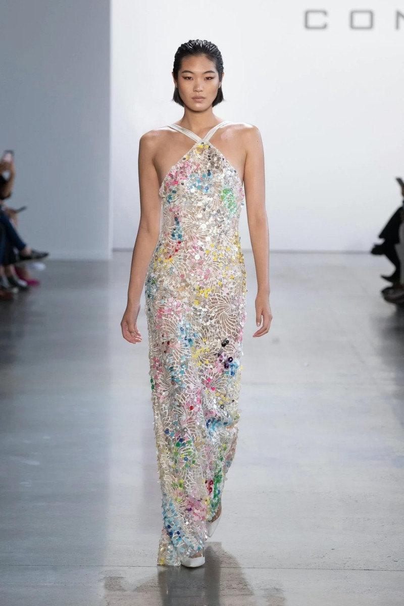 Những mẫu váy được mỹ nhân Việt đặc biệt yêu thích, đụng hàng bất chấp chiều cao tuổi tác ảnh 8