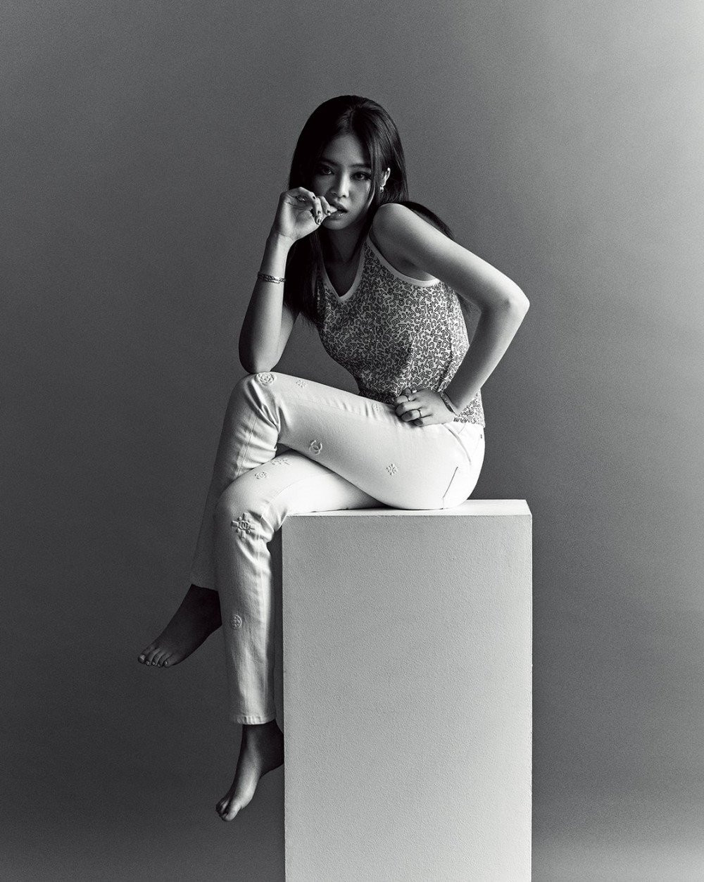 Jennie (BLACKPINK) “chuyển nghề” làm biên tập viên thời trang, tự sản xuất bộ ảnh cho chính mình? ảnh 6