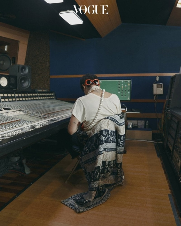 Chỉ có thể là G-DRAGON, chụp ảnh thời trang phía sau lưng vẫn được khen nức nở ảnh 8