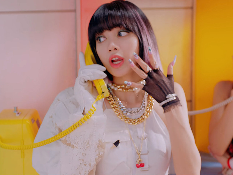 Ngoài vòng cổ tiền tỉ, Lisa BLACKPINK đeo cả trang sức 1,5 triệu đồng trong "Ice Cream" ảnh 6