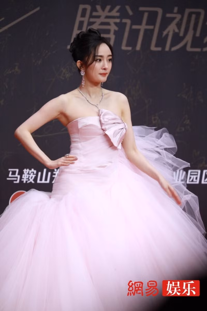 Dương Mịch lại bị chê xuống sắc khi khoe dáng trên thảm đỏ Tinh Quang Đại Thưởng ảnh 6