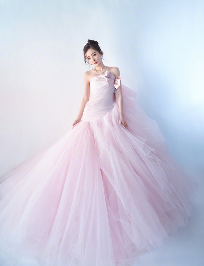 Dương Mịch lại bị chê xuống sắc khi khoe dáng trên thảm đỏ Tinh Quang Đại Thưởng ảnh 2