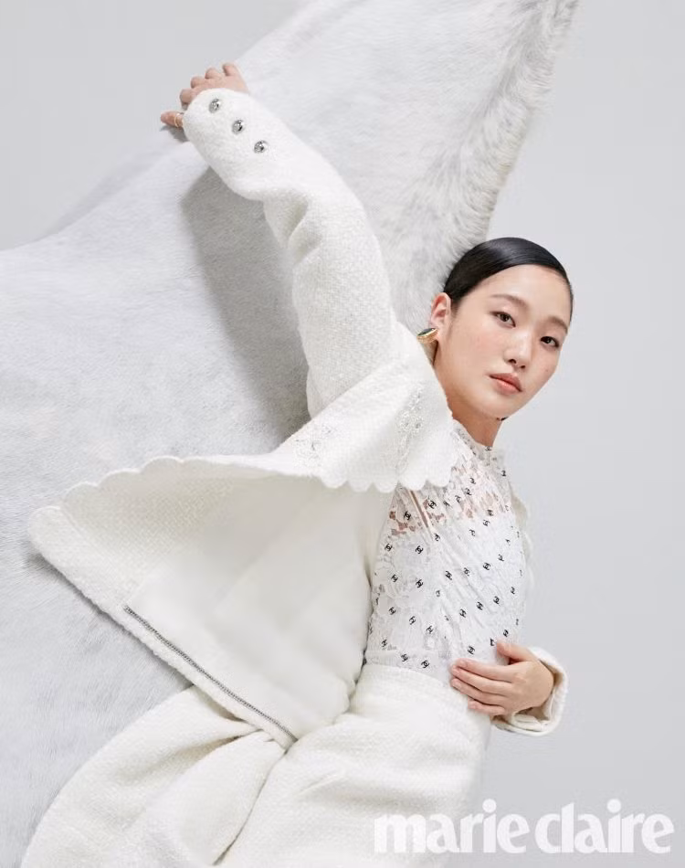Ngắm trọn bộ hình ấn tượng của Kim Go Eun cùng chú ngựa Maximus (Quân Vương Bất Diệt) ảnh 4