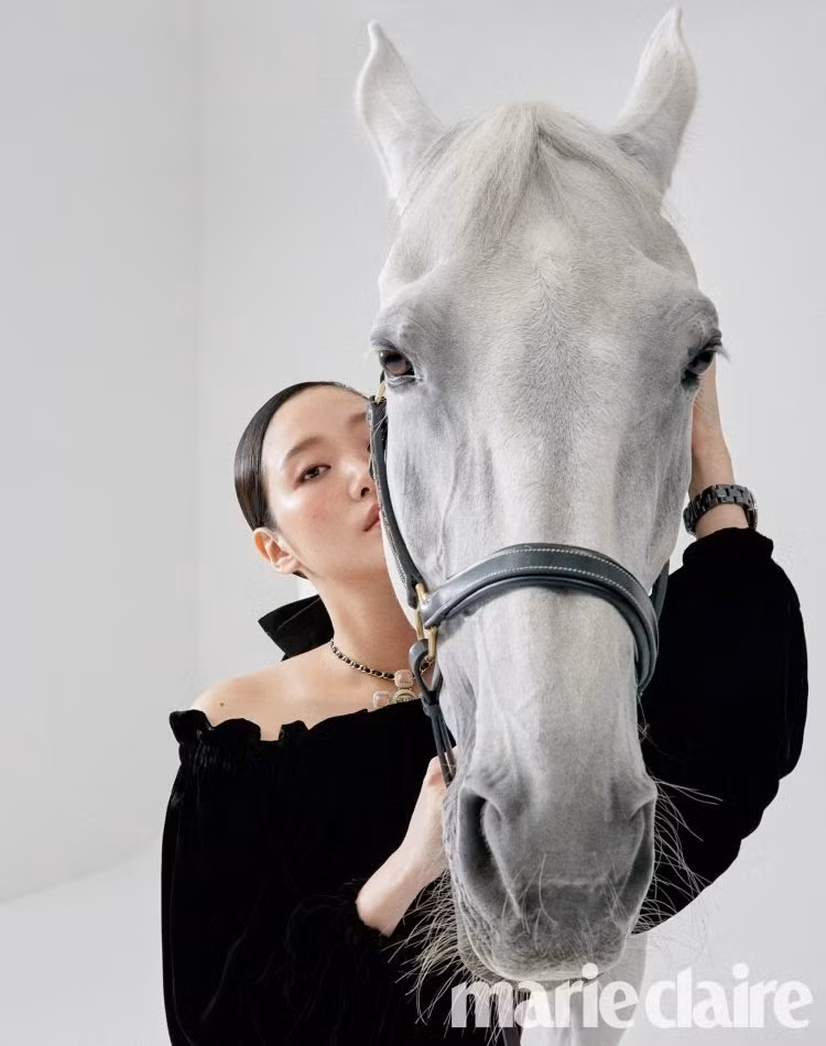 Ngắm trọn bộ hình ấn tượng của Kim Go Eun cùng chú ngựa Maximus (Quân Vương Bất Diệt) ảnh 10