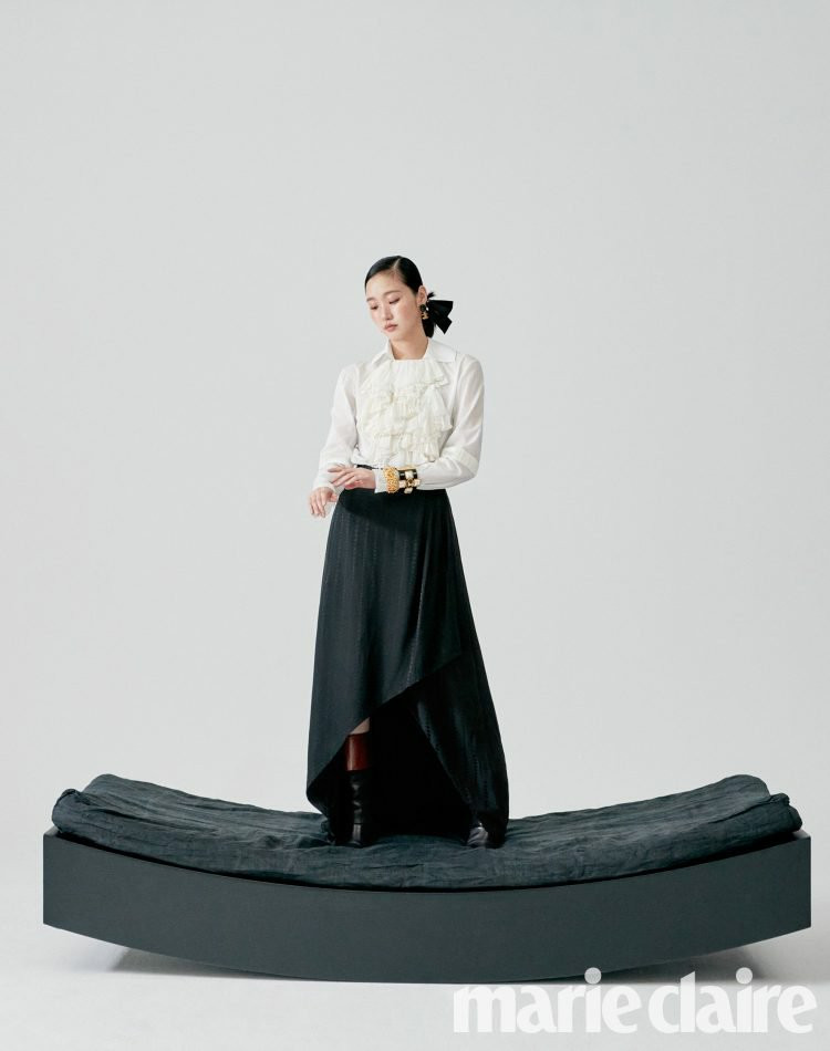 Ngắm trọn bộ hình ấn tượng của Kim Go Eun cùng chú ngựa Maximus (Quân Vương Bất Diệt) ảnh 9