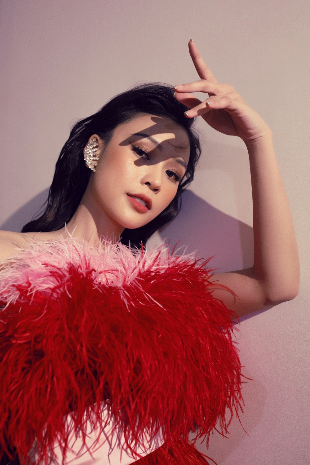 Sam khoe sắc vóc đỉnh cao trong mẫu thiết kế váy đính lông vũ cực kén dáng ảnh 6