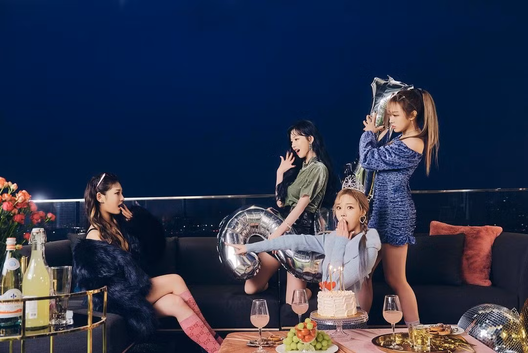 Ảnh mừng năm mới của aespa: Winter đội vương miện như hoa hậu nhưng trang phục lại lạc quẻ ảnh 4