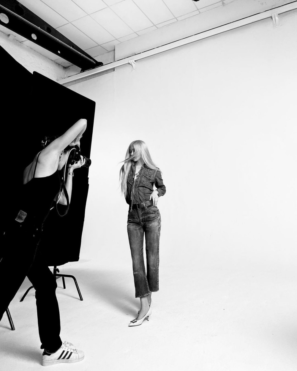 Ảnh hậu trường quảng cáo của Rosé BLACKPINK có gì đặc biệt mà được khen hơn cả ảnh chính? ảnh 4