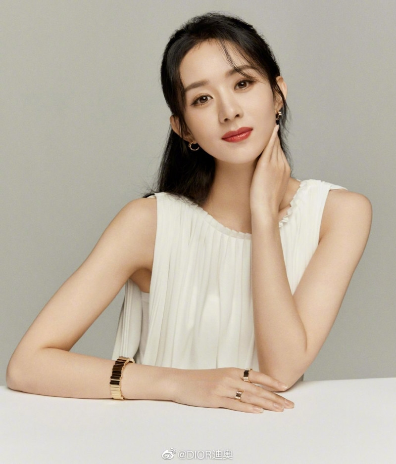 Triệu Lệ Dĩnh chính thức là Đại diện thương hiệu mảng trang sức của Dior, nhưng vì sao bộ ảnh quảng cáo lại bị chê? ảnh 2