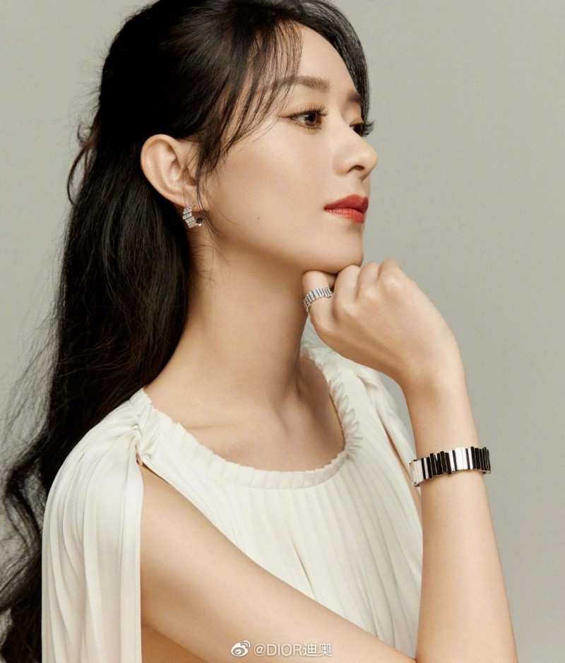 Triệu Lệ Dĩnh chính thức là Đại diện thương hiệu mảng trang sức của Dior, nhưng vì sao bộ ảnh quảng cáo lại bị chê? ảnh 3