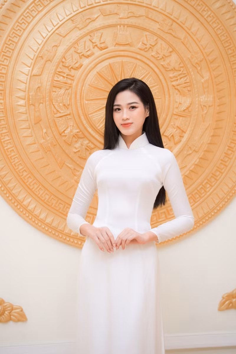 Hoa hậu Đỗ Thị Hà xinh đẹp trong tà áo dài trắng, chính thức đảm nhận cương vị mới đầy ý nghĩa ảnh 2