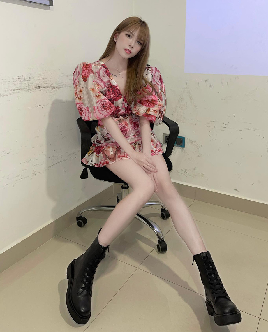 Thiều Bảo Trâm, Doãn Hải My, H’Hen Niê... đồng loạt chọn tông màu đỏ rực trong tuần đầu tiên của năm mới ảnh 4