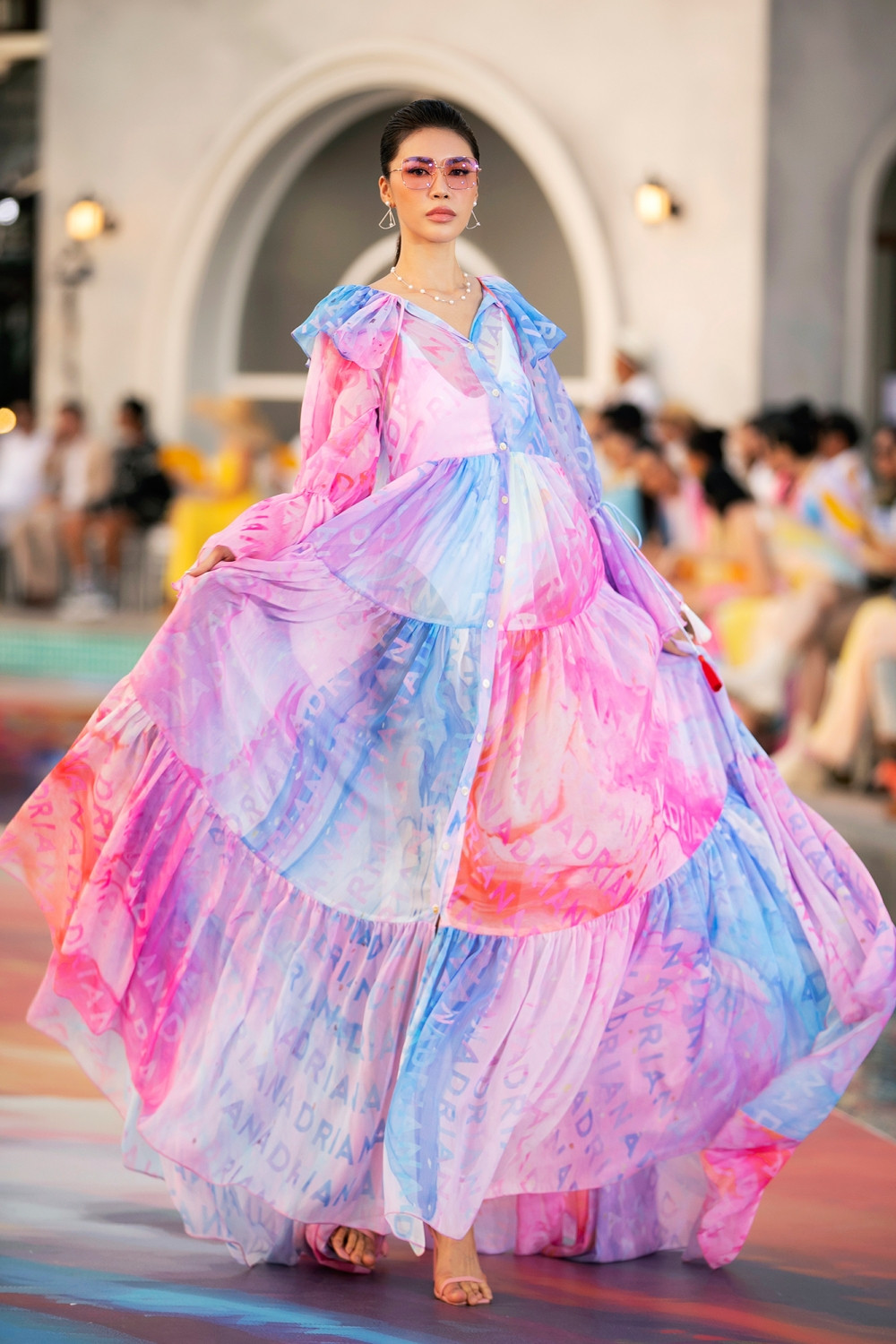 Trở lại sàn runway, Hoa hậu Đỗ Thị Hà được khen mở màn ấn tượng, thần thái thăng hạng ảnh 6