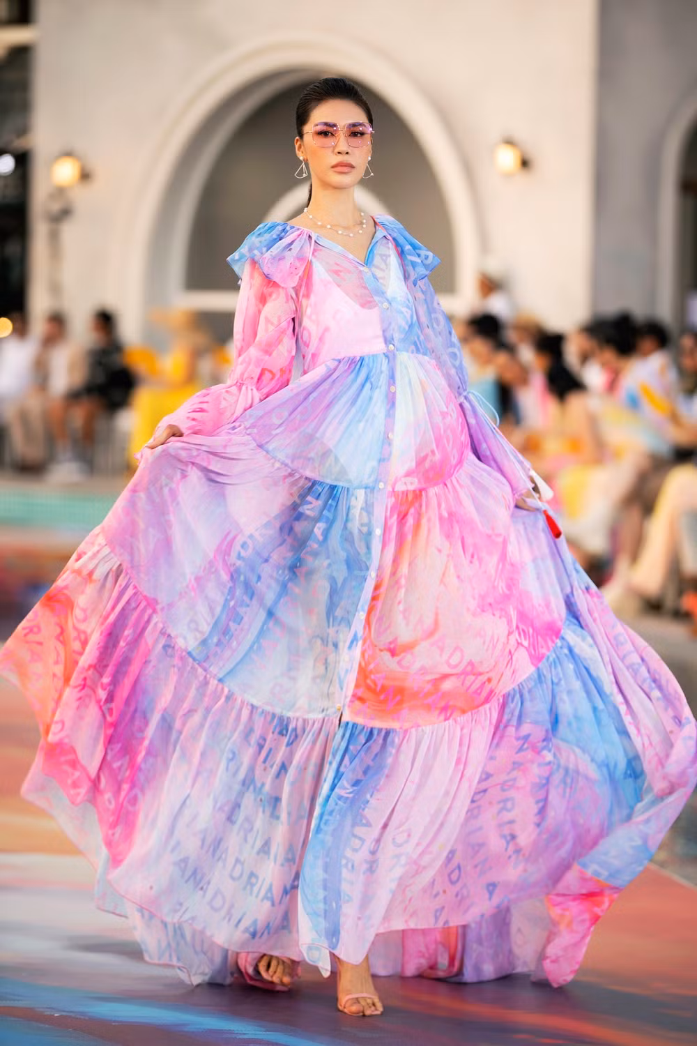 Trở lại sàn runway, Hoa hậu Đỗ Thị Hà được khen mở màn ấn tượng, thần thái thăng hạng ảnh 6