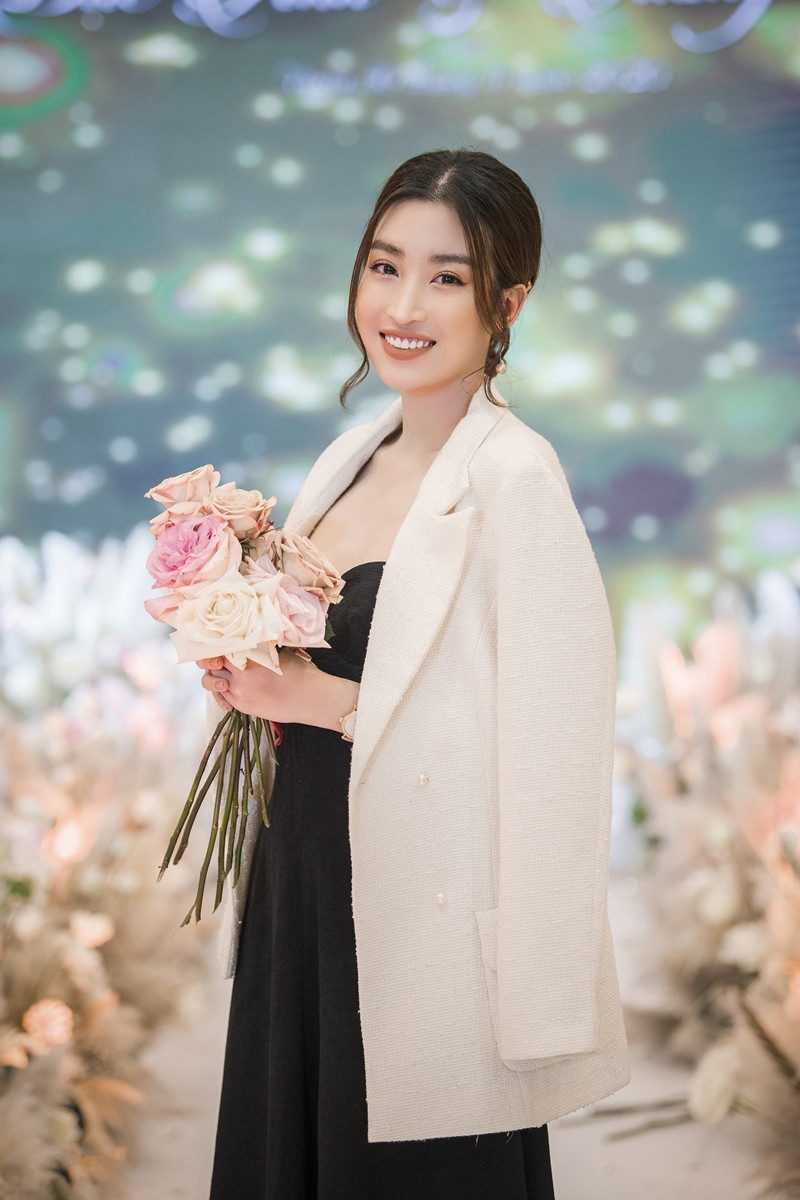 Tường San xinh như công chúa, đọ sắc với Tiểu Vy, Mỹ Linh, Lương Thùy Linh trong ngày cưới ảnh 10