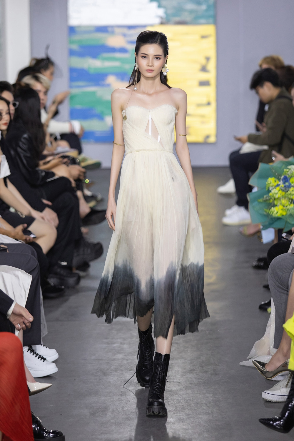 Hoa hậu Đỗ Thị Hà mở màn show thời trang với nhan sắc tựa nàng thơ, ai cũng phải xuýt xoa ảnh 10