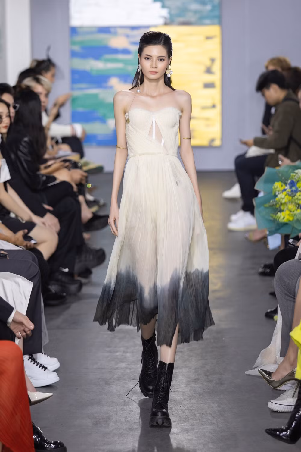 Hoa hậu Đỗ Thị Hà mở màn show thời trang với nhan sắc tựa nàng thơ, ai cũng phải xuýt xoa ảnh 10