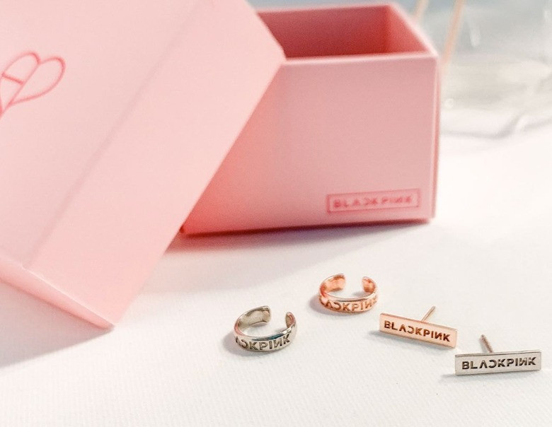 YG tung bộ phụ kiện trang sức gắn tên BLACKPINK cực xinh, thiết kế tinh xảo đẹp mắt ảnh 8