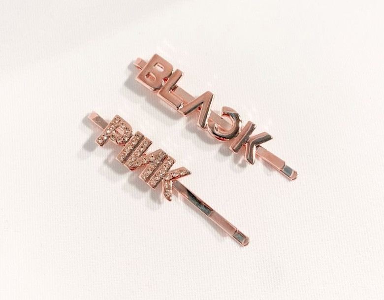 YG tung bộ phụ kiện trang sức gắn tên BLACKPINK cực xinh, thiết kế tinh xảo đẹp mắt ảnh 9