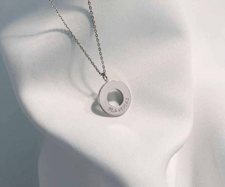 YG tung bộ phụ kiện trang sức gắn tên BLACKPINK cực xinh, thiết kế tinh xảo đẹp mắt ảnh 4