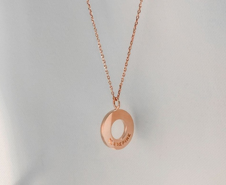 YG tung bộ phụ kiện trang sức gắn tên BLACKPINK cực xinh, thiết kế tinh xảo đẹp mắt ảnh 5