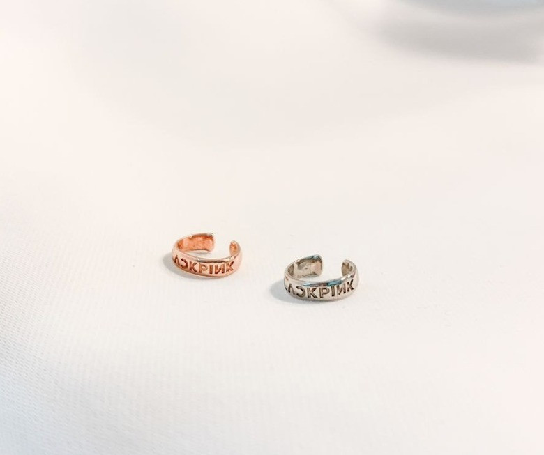 YG tung bộ phụ kiện trang sức gắn tên BLACKPINK cực xinh, thiết kế tinh xảo đẹp mắt ảnh 6